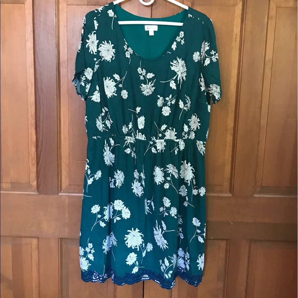 NWOT Darling flowered dress with navy lacy trim